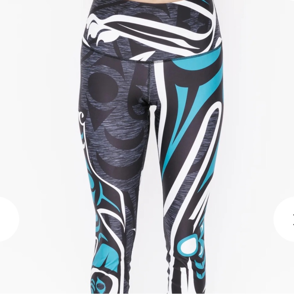NWT No-Mi-No-U Athleisure Capri leggings
Teal Wolf Print